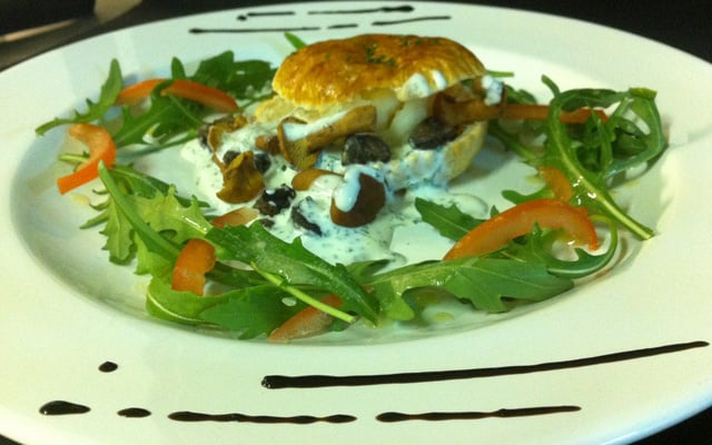 Croustade aux girolles et aux escargots