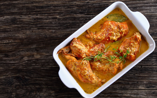 Lapin mijoté aux pommes et lardons à la crème