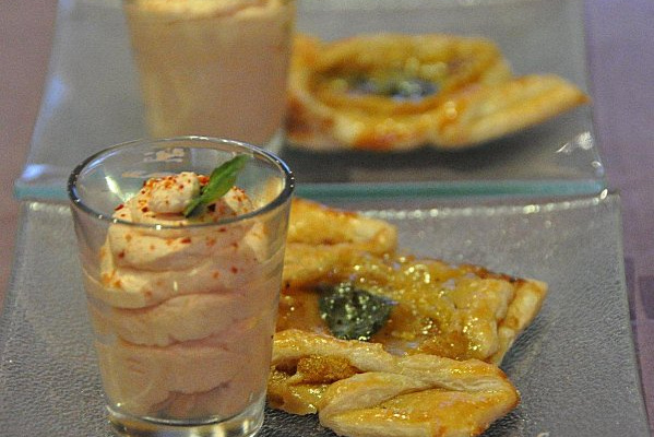 Petites tartes fines au Livarot et sa chantilly de Ketchup hot Amora