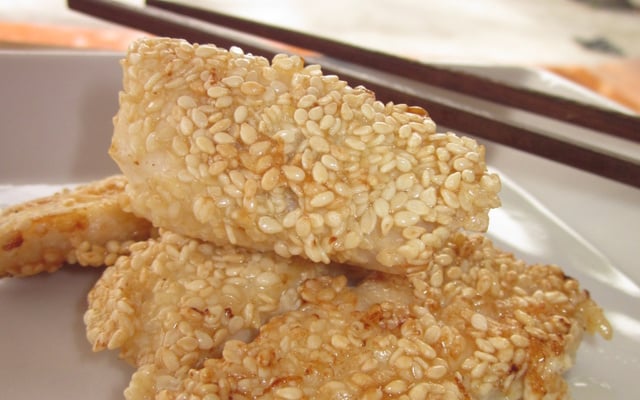 Loche castex aux graines de sésame et sa sauce caldoche