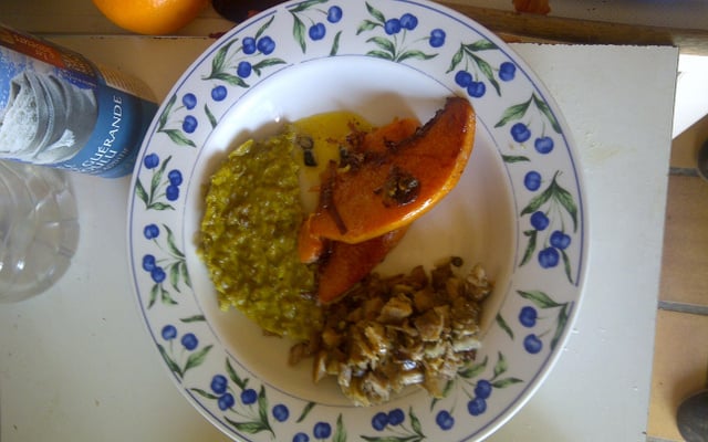 Potiron snacker et son beurre d' échalote sur flanc petits pois et sa côtelette de porc