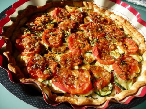 Tarte au chèvre, tomates et courgettes
