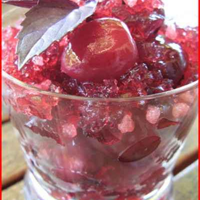 Cerises pochées au Muscat en gelée de basilic