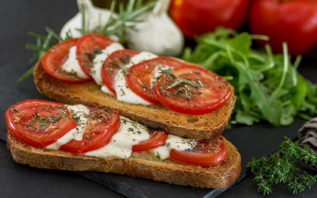 Tartine à la tomate et mozzarella