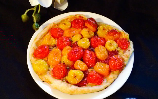 Tarte fine aux tomates multicolores et moutarde au miel et épices