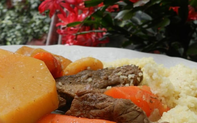 Agneau aux rutabagas, carottes et abricots secs