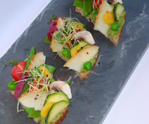 Petite tartine acidulée au caviar de courgette, légumes de saison et copeaux d'Ossau-Iraty