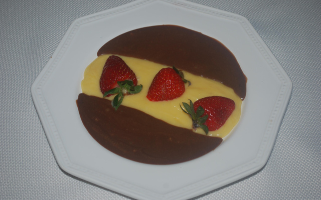Duo de chocolat sur sa mousseline de fraises