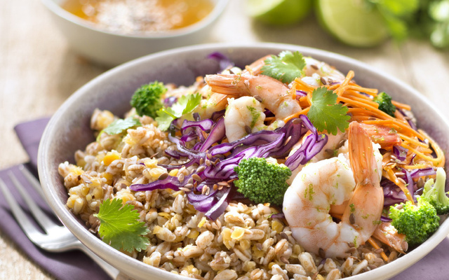 Bowl lentilles corail, crevettes, sésame et chou rouge