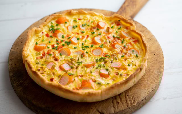 Tarte aux fruits de mer, saumon et surimi