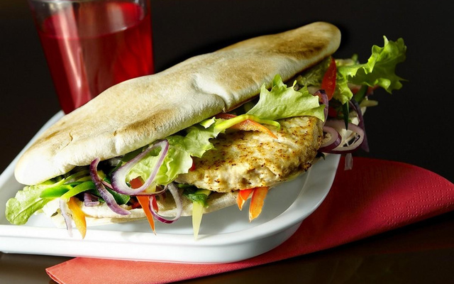 Pita de poulet et légumes