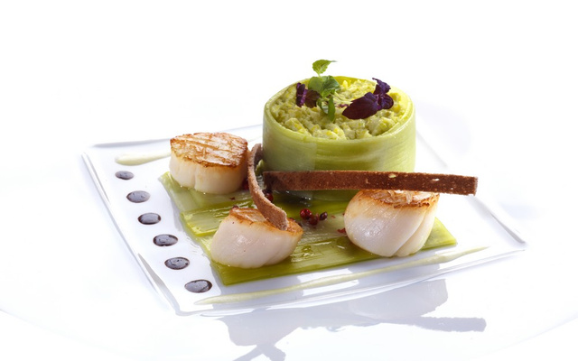 Noix de saint jacques sur lit de poireaux