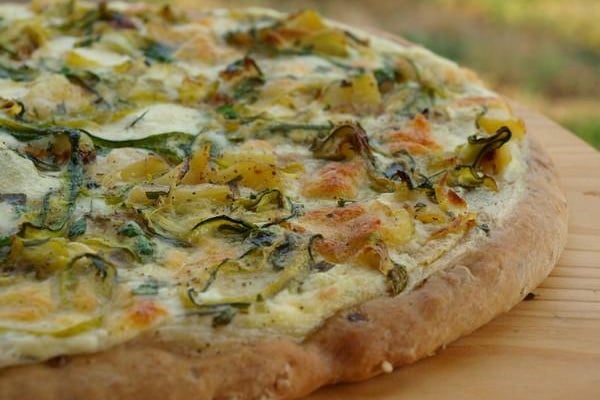 Pizza blanche aux courgettes