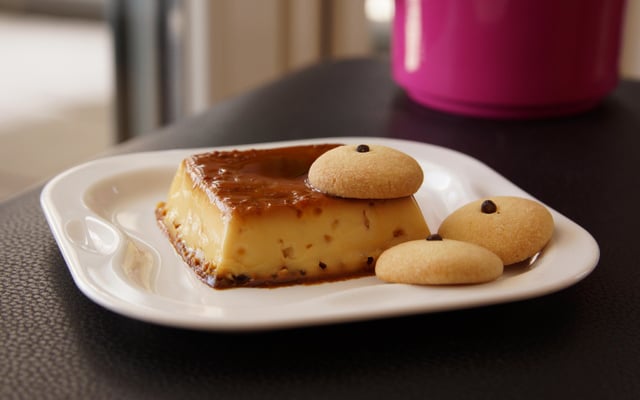 Crème caramel au safran et à la cardamome avec ghoriba aux clous de girofle