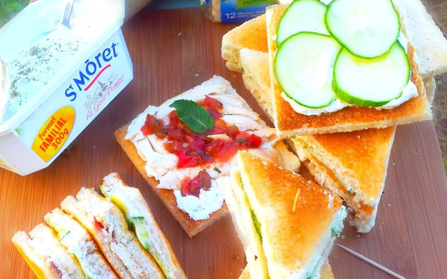 Club Sandwich Harrys au St Môret®, zaatar et poulet à la mélasse de grenade