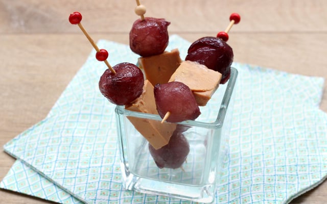Petites brochettes d’oignons grelots au vin rouge et foie gras
