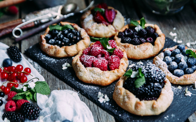 Tartelettes rustiques à l'amande, fraises, framboises, mûres et myrtilles