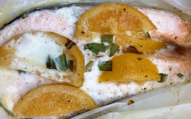 Papillote de saumon au citron confit et coriandre fraîche et raïta d'épinard frais au cumin