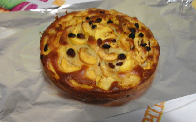 Gâteau aux pêches, rhum et raisins