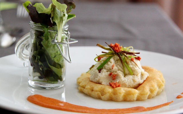 Mousse d'artichaut en tartelette et crème de chorizo