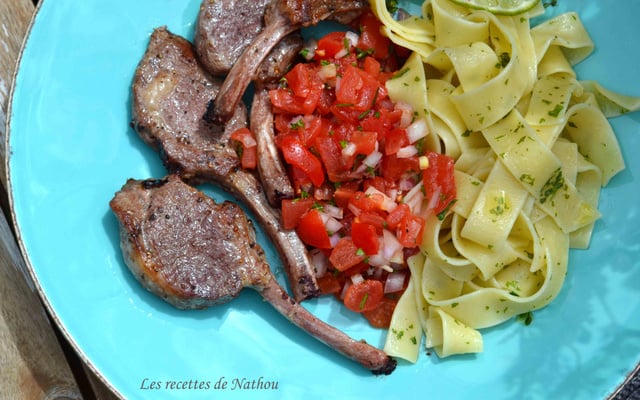 Manchettes d'agneau, salsa de tomates et échalotes au citron vert, pappardelles au basilic