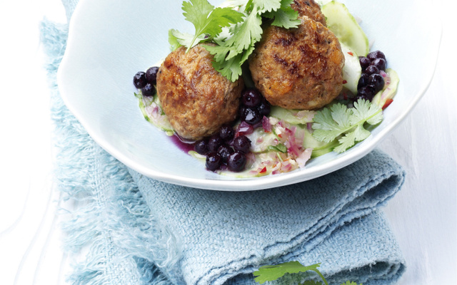 Petites boulettes sur salade de concombre aux myrtilles sauvages