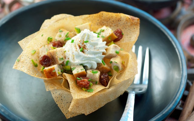 Pastilla de poulet aux herbes et chantilly