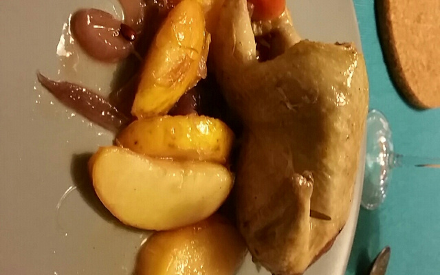 Cailles sur lit de pommes et oignons rouges