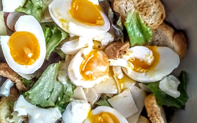 La vraie recette de la salade César avec son poulet