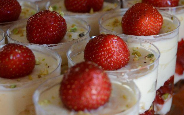 Verrines fraise, pistache, spéculoos et crème légère