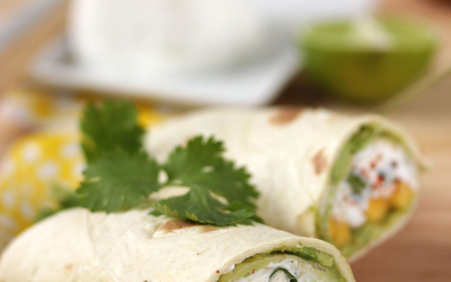 Wraps de fromage de chèvre frais, mangue et avocat