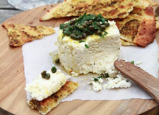 Pain plat au pesto pour accompagner une ricotta cuite au four