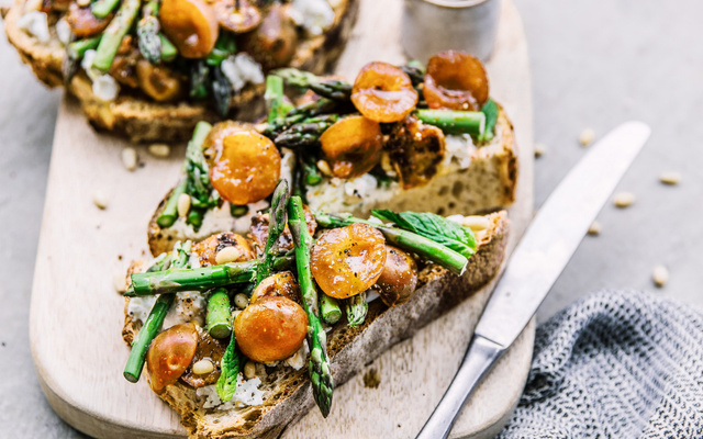 Tartine aux mirabelles rôties, chèvre frais, asperges et menthe