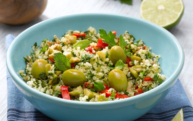 Salade de quinoa aux olives vertes comme un taboulé