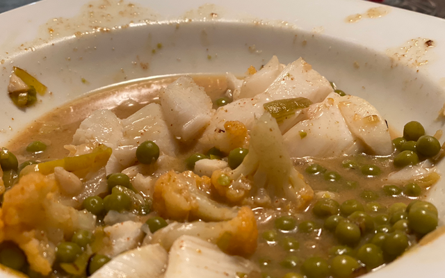 Morue pochée au lait de coco, curry de légumes