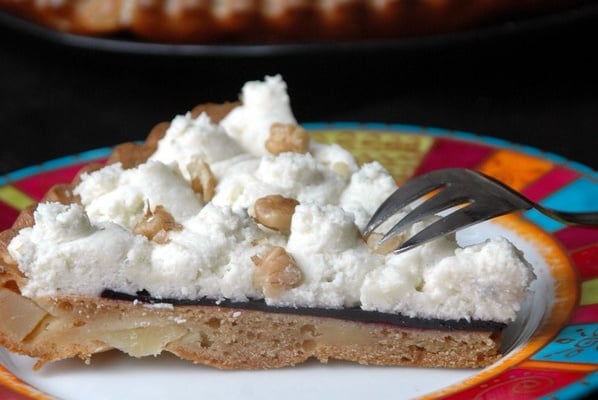 Gâteau façon tarte poire, gelée de vin et mousse de roquefort