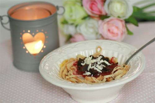 Spaghettis de crêpes à la bolognaise de fraises et brownie