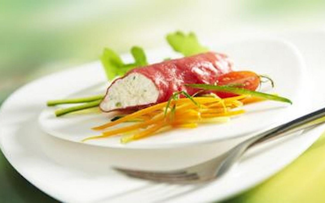 Roulé au carpaccio de bœuf et fromage frais