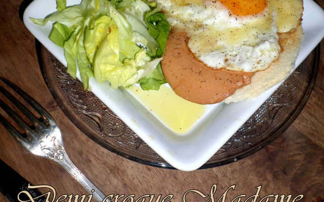 Tartine demi croque Madame élégante au foie gras