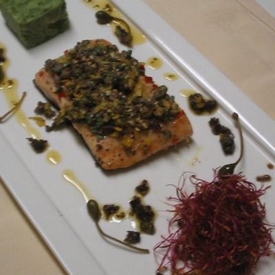 Saumon grillé à l'Italienne, Purée de Cresson et Salade de Blé courte, Germes de Betteraves et Câprons