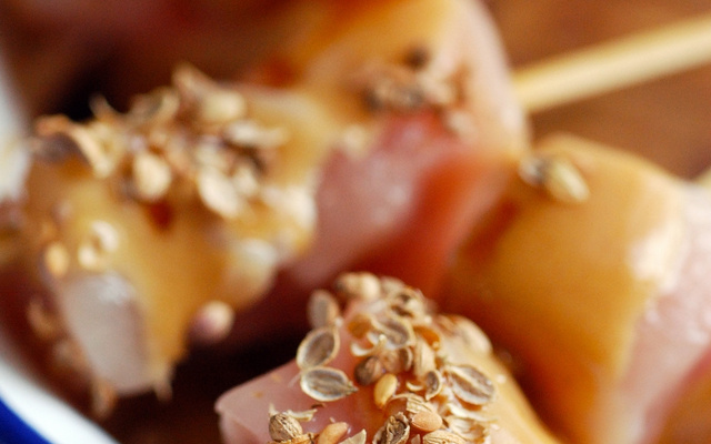 Petites brochettes au poulet mariné à la moutarde parfumée