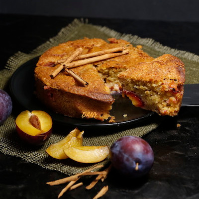 Tendre gâteau à la cannelle et aux reines-claudes