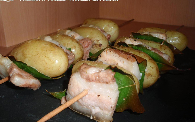 Brochettes de pommes de terre, lard et laurier