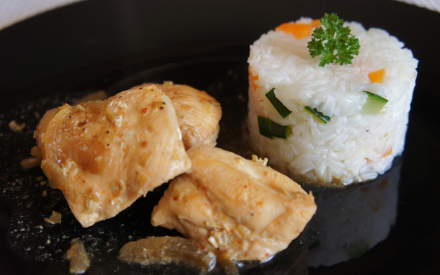 Poulet à la citronnelle et son riz coloré