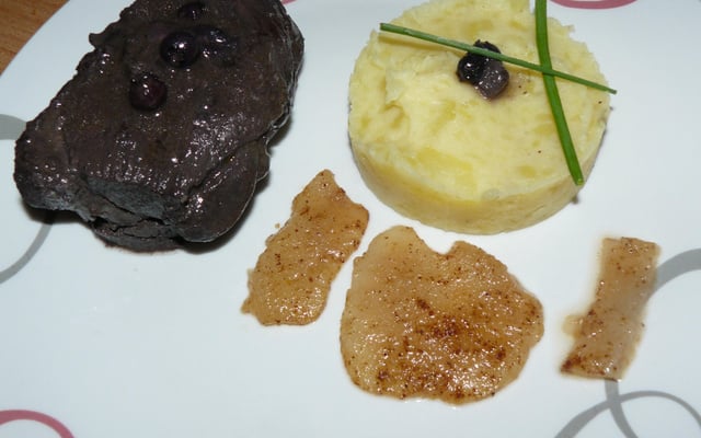 Pavé de sanglier et son jus de viande au vin rouge et myrtilles, écrasé de pommes de terre et poire épicée