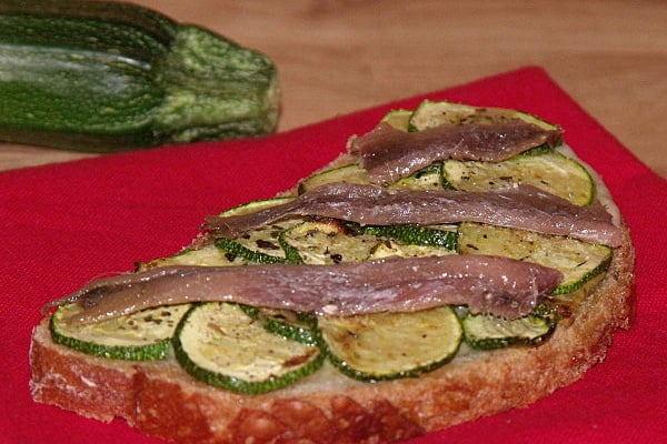 Bruschetta courgettes et anchois (ou lardons)