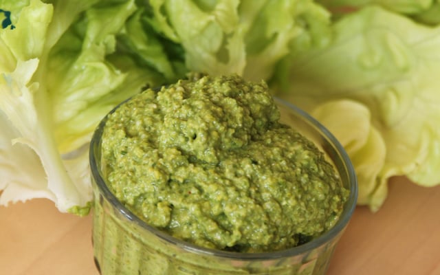 Pesto de salade verte (laitue et feuille de chêne) à la pistache