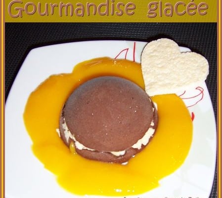 Dôme glacé chocolat meringues, coulis de mangue