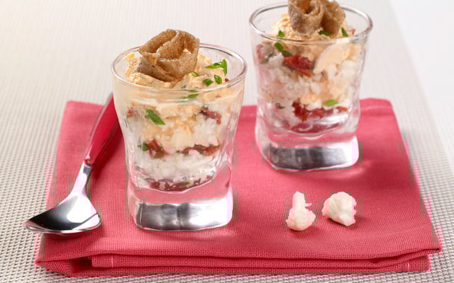 Verrine saumon-ciboulette, taboulé de chou-fleur et tomates confites, croustillant de blé noir