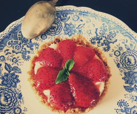 Tartelettes fraises, basilic et mousse de chèvre... sans cuisson